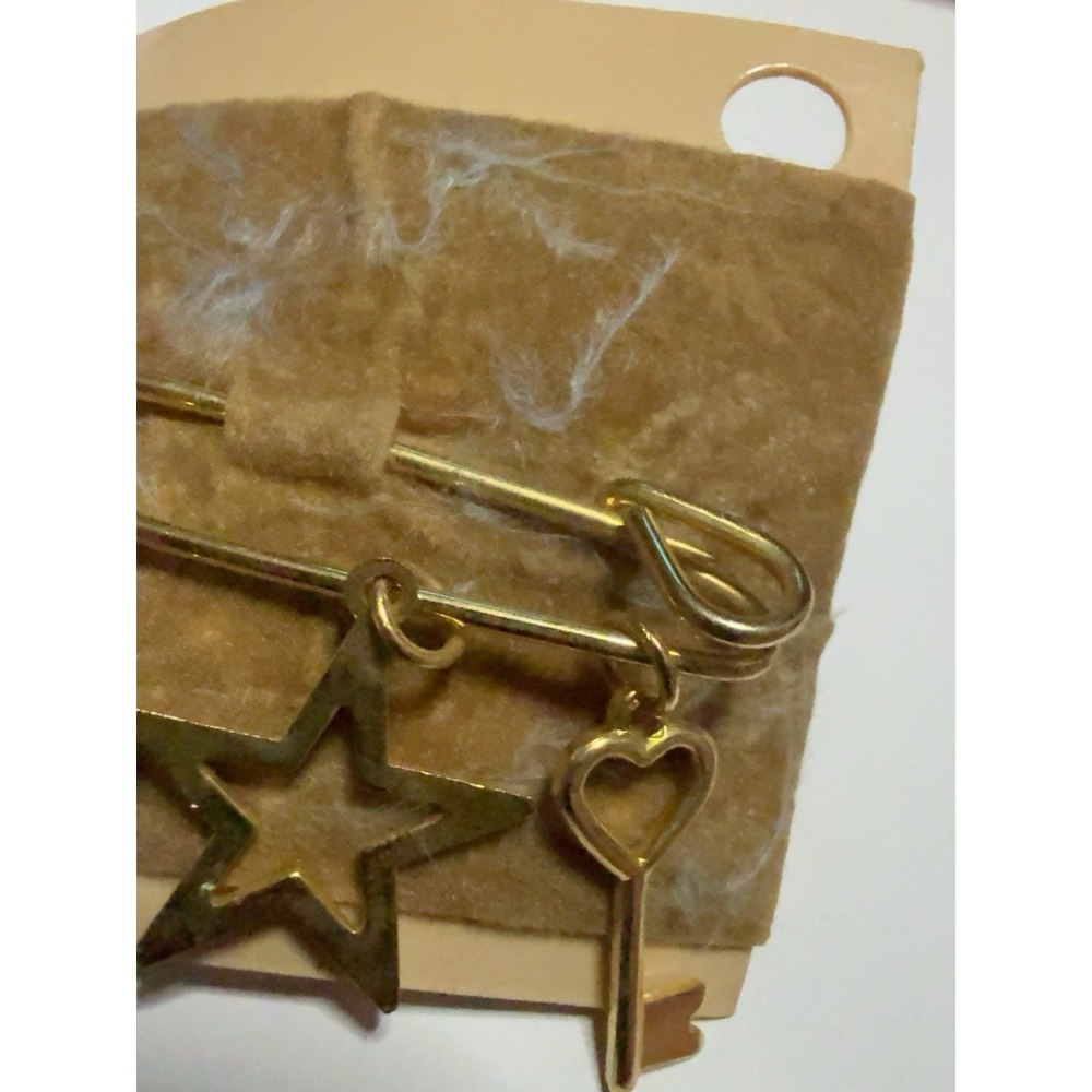 T30279-Vintage Gold Tone Safety Pin Brooch Star Heart Charms NOS New - Picture 2 of 4